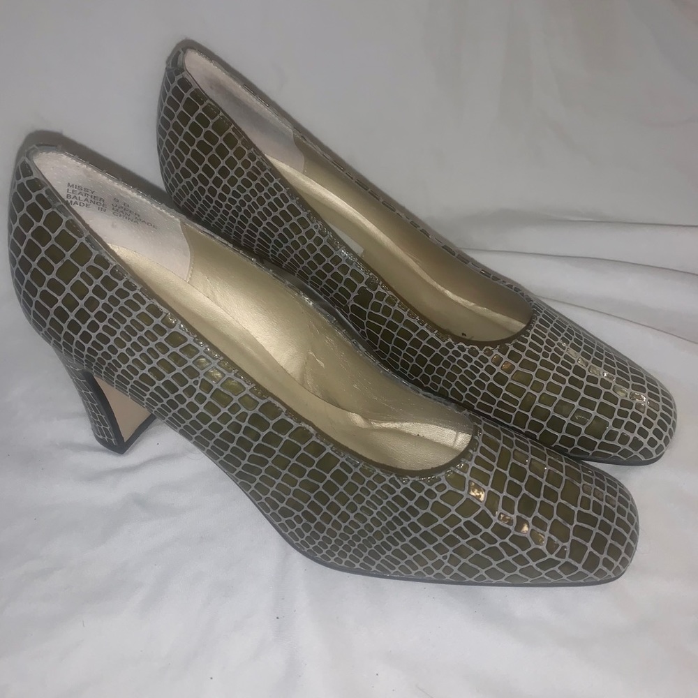 Greyish brown green color
Bellini high heels